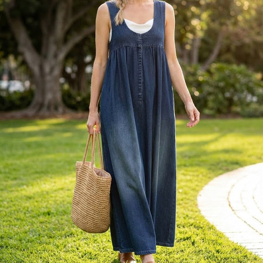 Robe longue en denim lavé bleu, coupe ample, bretelles et encolure ronde