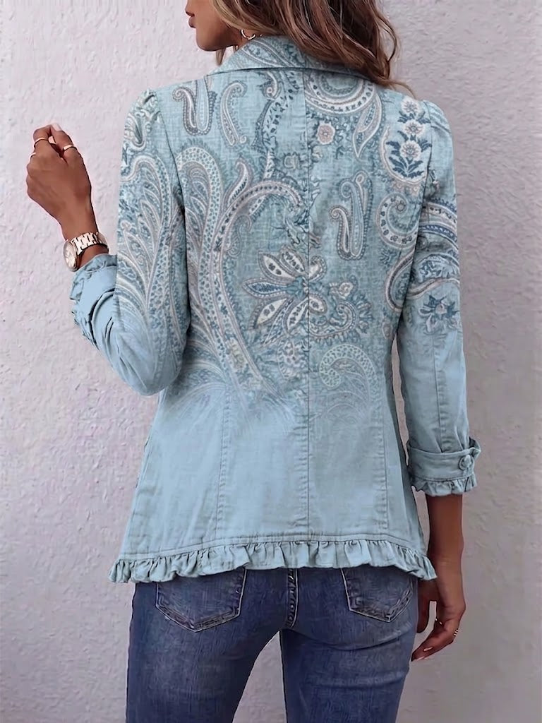 Veste bleu ciel à motifs paisley, fermeture boutonnée et volant en bas