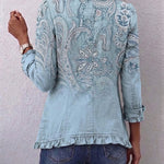 Veste bleu ciel à motifs paisley, fermeture boutonnée et volant en bas