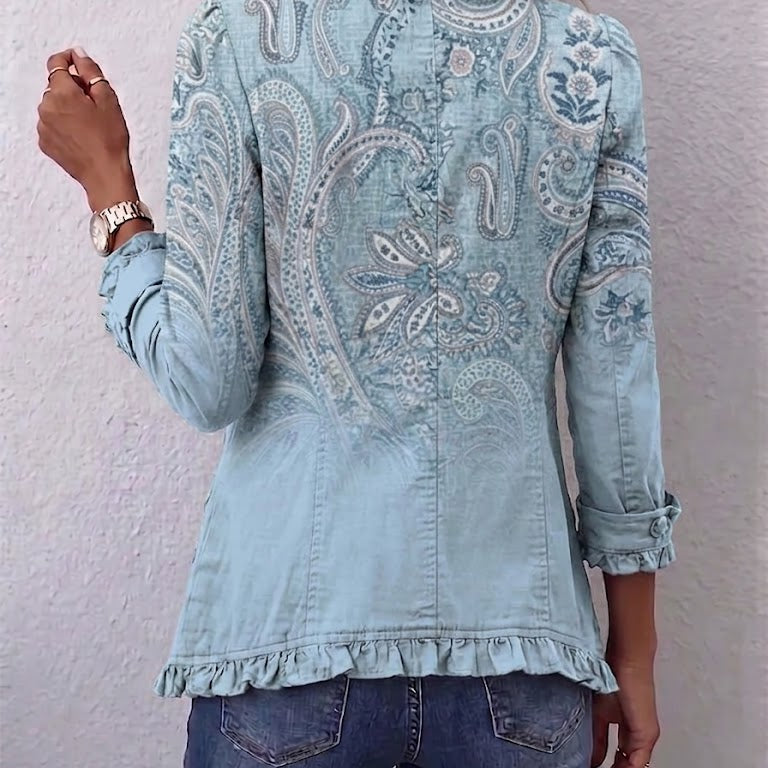 Veste bleu ciel à motifs paisley, fermeture boutonnée et volant en bas
