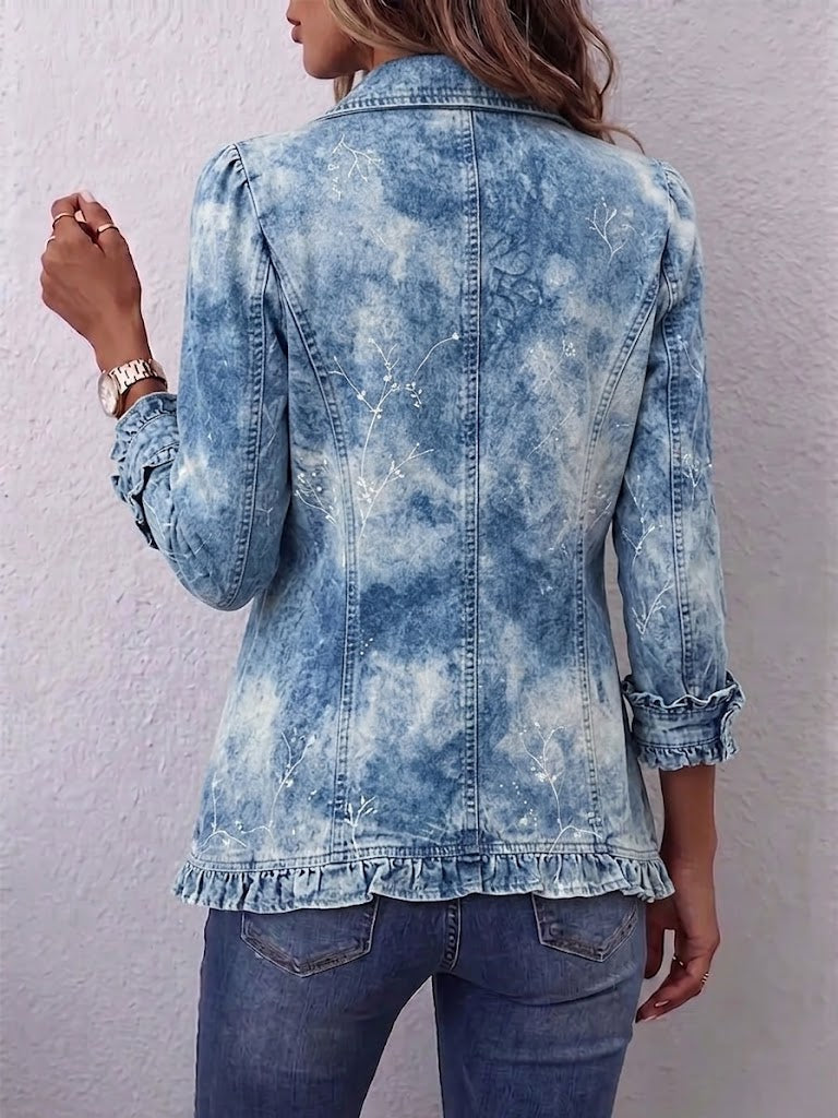 Veste en jean bleue délavée, vue dos, coutures décoratives et bord volanté.