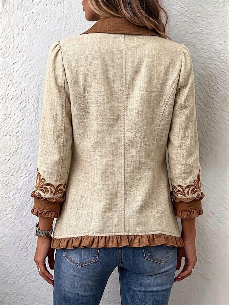 Veste bohème beige, dos avec coutures centrales et poignets bruns à volants