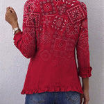 Veste rouge à motifs paisley dégradés, col montant et volants sur l’ourlet