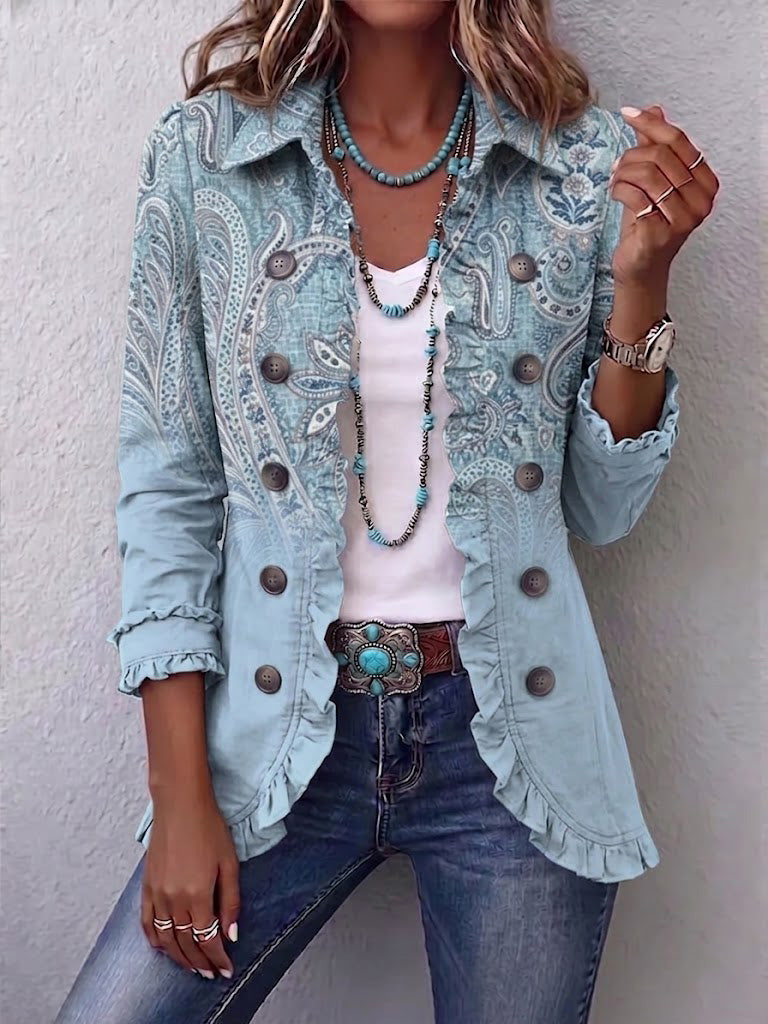 Veste en toile bleu ciel à motifs paisley, boutons et volants au col