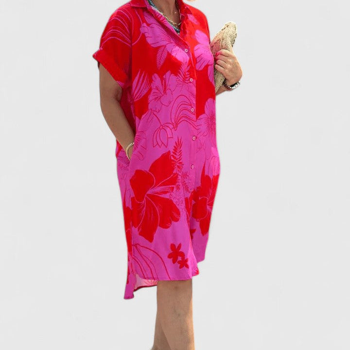 Robe mi-longue rose à col chemise, manches courtes, imprimé floral.