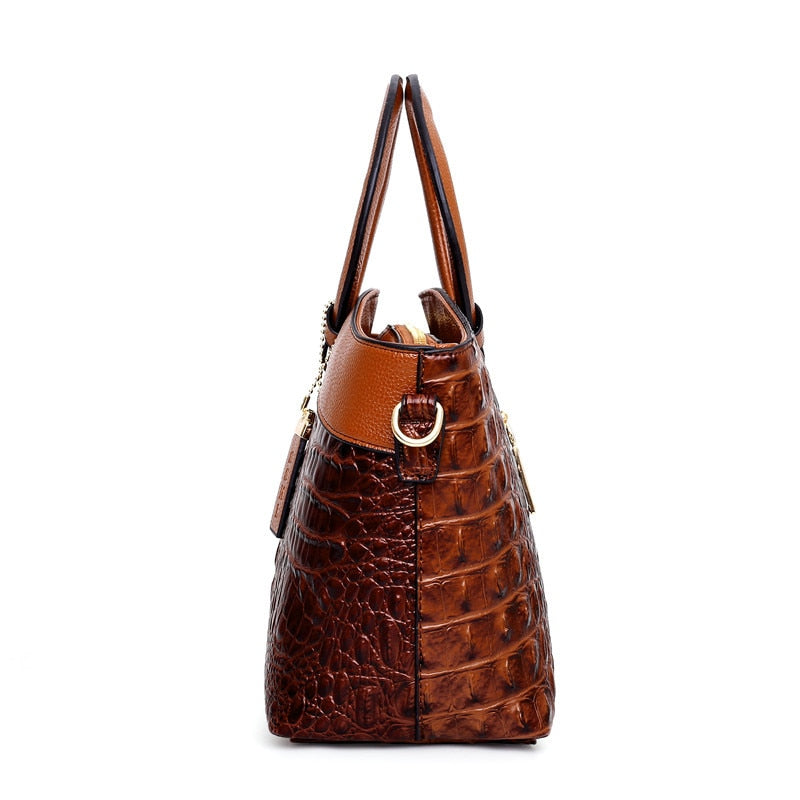 Sac à main effet croco marron, anses courtes et bandoulière, vue de côté