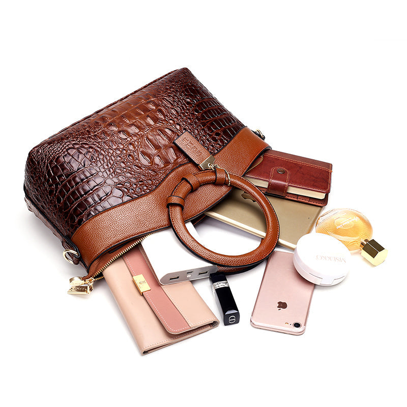 Sac à main effet croco marron avec poignée et fermoir, accessoires inclus