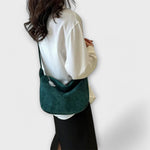 Sac à épaule en Cordura vert foncé, bandoulière, forme demi-lune avec petit pendentif nuage