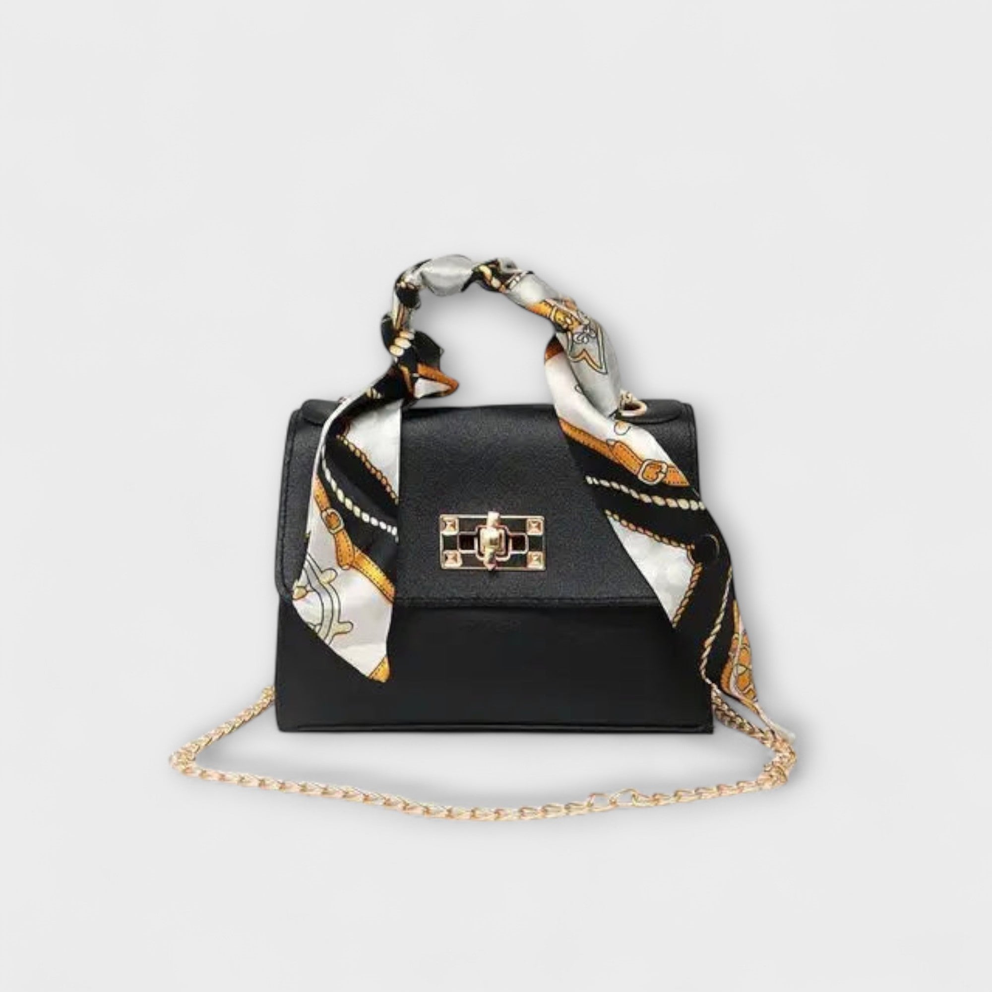 Sac à main noir avec foulard imprimé, rabat et fermoir rectangulaire, chaîne dorée.