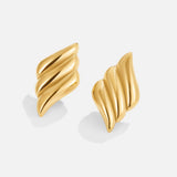 Camille – Boucles d’oreilles dorées avec structure ondulée.