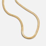 Marie – Un collier en or délicatement courbé