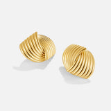 Anaïs – Boucles d’oreilles dorées avec structure en éventail.