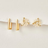 Céline – Boucles d’oreilles dorées avec mélange géométrique.