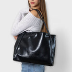 Sac cabas Néréa Blair noir brillant, porté à l’épaule, anses doubles et grand volume